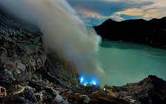 Mount-Ijen-BLUE-FIRE